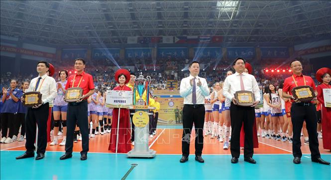 Tổng giám đốc VTV Nguyễn Thanh Lâm trao kỉ niệm chương cho các đơn vị đăng cai Giải Bóng chuyền Nữ Quốc tế VTV Ferroli Cup năm 2025. Ảnh: Hoàng Hùng - TTXVN