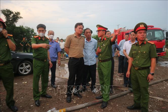  Bí thư Tỉnh ủy Hưng Yên Nguyễn Hữu Nghĩa có mặt tại hiện trường chỉ đạo dập lửa, tổ chức cứu hộ, cứu nạn. Ảnh Mạnh Khánh-TTXVN                             