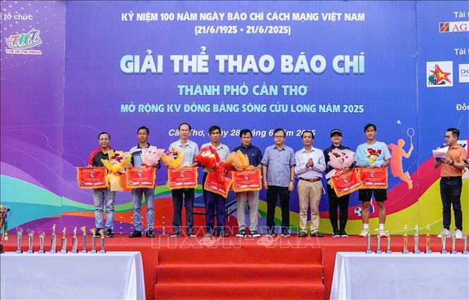 Ban tổ chức trao cờ lưu niệm cho đại diện các cơ quan báo chí, nhà tài trợ tham gia giải. Ảnh: TTXVN phát