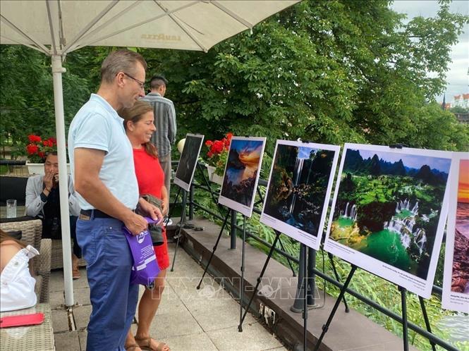Images of Vietnamese famous landscapes are displayed. VNA Photo: Việt Thắng 