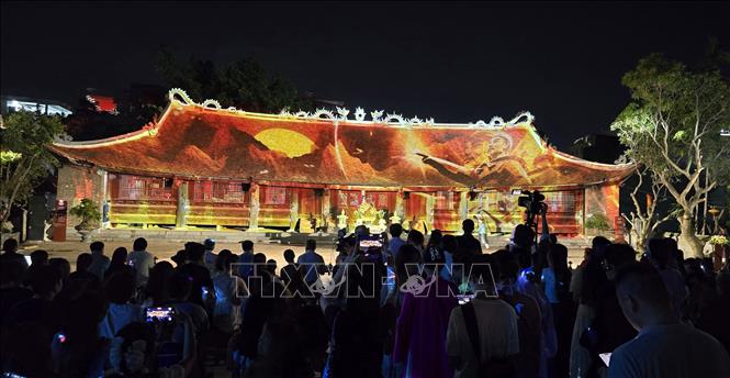 Màn trình diễn 3 D mapping “Sóng Bạch Đằng hào khí Ngô Quyền” trình diễn trong đêm ra mắt tour. Ảnh: Minh Thu- TTXVN