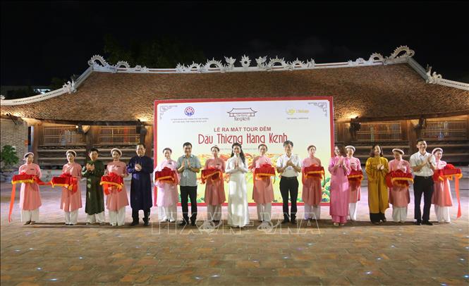 Đại biểu cắt băng khai mạc tour đêm “Dấu thiêng Hàng Kênh”. Ảnh: Minh Thu- TTXVN