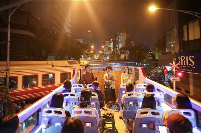 Du khách thưởng thức trực tiếp những làn điệu Xẩm xưa được tái hiện bởi các nghệ sĩ trẻ. Ảnh: Khánh Hoà - TTXVN