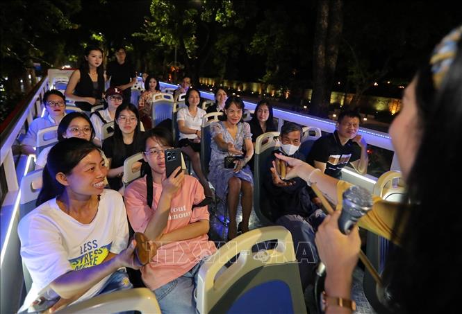 Du khách tìm hiểu các nhạc cụ truyền thống trong hành trình khám phá của 