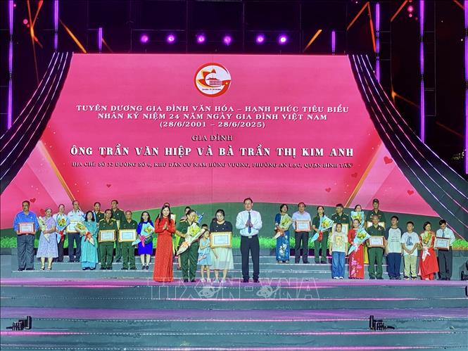 Trao Bằng khen của Chủ tịch Ủy ban nhân dân Thành phố Hồ Chí Minh cho các gia đình văn hóa – hạnh phúc tiêu biểu của Thành phố năm 2025. Ảnh: Hồng Giang - TTXVN 