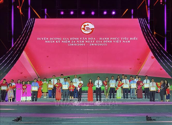 Trao Bằng khen của Chủ tịch Ủy ban nhân dân Thành phố Hồ Chí Minh cho các gia đình văn hóa – hạnh phúc tiêu biểu của Thành phố năm 2025. Ảnh: Hồng Giang - TTXVN 