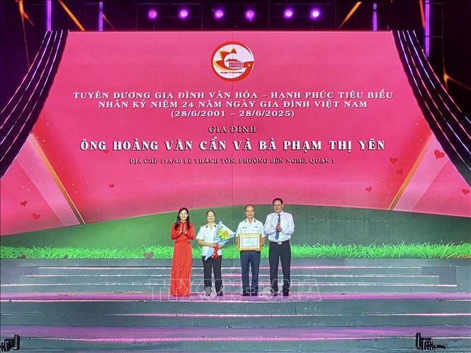 Trao Bằng khen của Chủ tịch Ủy ban nhân dân Thành phố Hồ Chí Minh cho các gia đình văn hóa – hạnh phúc tiêu biểu của Thành phố năm 2025. Ảnh: Hồng Giang - TTXVN. 