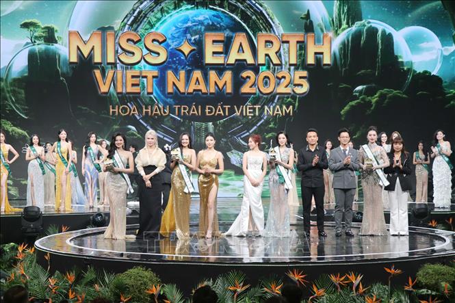 Ban Tổ chức trao các giải phụ. Ảnh: Hoàng Ngọc – TTXVN 