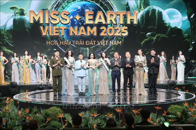 Ban Tổ chức trao các giải phụ. Ảnh: Hoàng Ngọc – TTXVN 