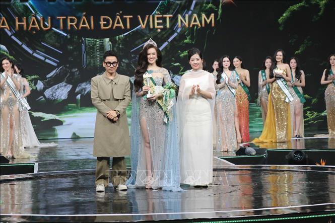 Á hậu 3 Trịnh Mỹ Anh đến từ Hà Nội đăng quang. Ảnh: Hoàng Ngọc – TTXVN 