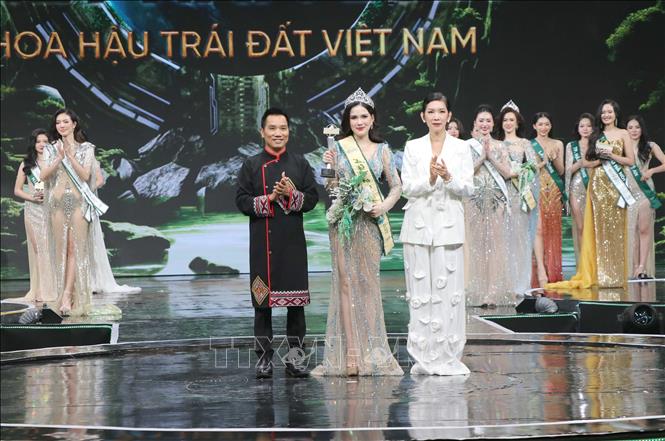 Á hậu 2 Phan Trần Linh Đan đăng quang. Ảnh: Hoàng Ngọc – TTXVN 