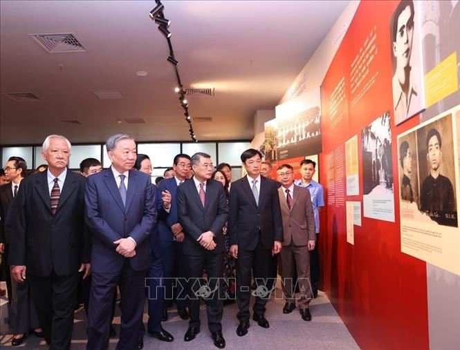 Tổng Bí thư Tô Lâm và các đại biểu tham quan Triển lãm 