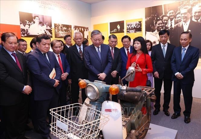 Tổng Bí thư Tô Lâm và các đại biểu tham quan Triển lãm 