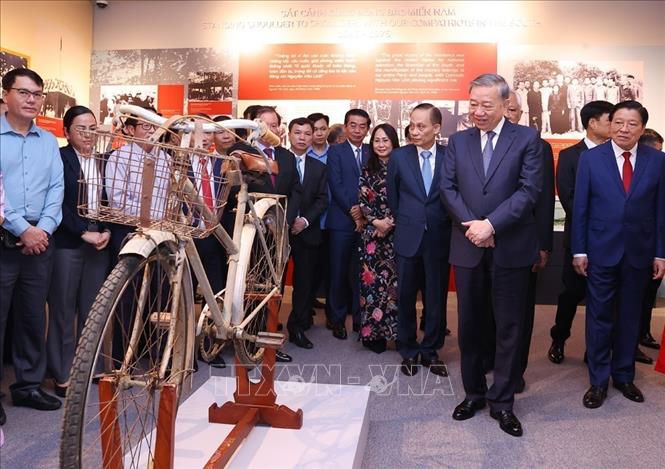 Tổng Bí thư Tô Lâm và các đại biểu tham quan Triển lãm 