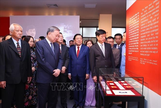 Tổng Bí thư Tô Lâm và các đại biểu tham quan Triển lãm 