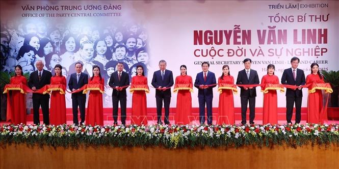 Tổng Bí thư Tô Lâm và các đại biểu cắt băng khai mạc Triển lãm 