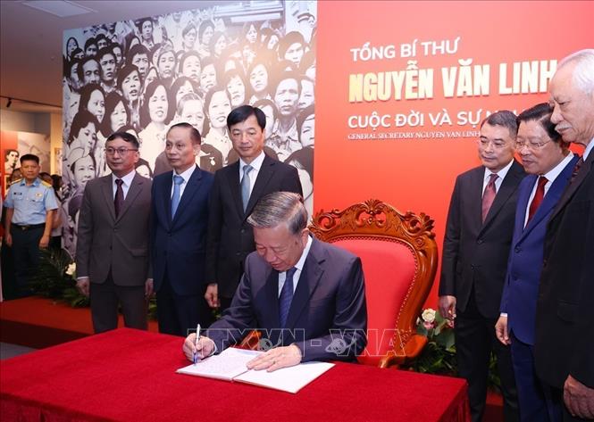Tổng Bí thư Tô Lâm ghi sổ cảm tưởng tại Triển lãm 