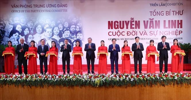Tổng Bí thư Tô Lâm và các đại biểu cắt băng khai mạc Triển lãm 