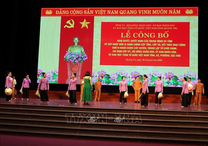 Tổng duyệt các tiết mục văn nghệ biểu diễn tại Lễ công bố diễn ra vào sáng 30/6. Ảnh: Tá Chuyên - TTXVN