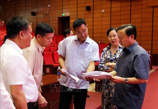 Phó Thủ tướng Trần Hồng Hà (ngoài cùng bên phải) kiểm tra kịch bản chi tiết Lễ công bố diễn ra vào sáng 30/6. Ảnh: Tá Chuyên - TTXVN