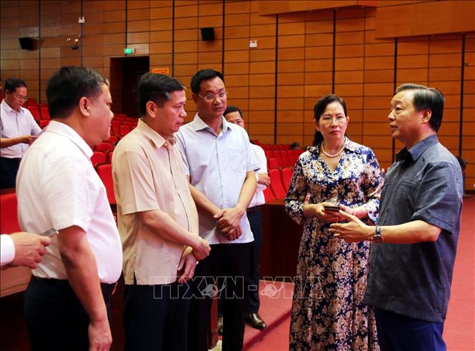 Phó Thủ tướng Trần Hồng Hà (ngoài cùng bên phải) kiểm tra, chỉ đạo công tác chuẩn bị Lễ công bố diễn ra vào sáng 30/6. Ảnh: Tá Chuyên - TTXVN