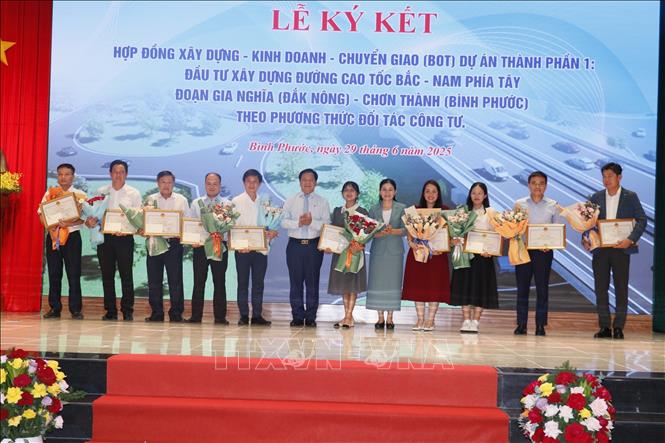Tặng bằng khen của Chủ tịch UBND tỉnh cho các cá nhân có nhiều đóng góp cho quá trình đẩy nhanh triển khai dự án. Ảnh: Đậu Tất Thành – TTXVN