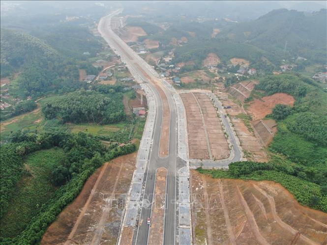 Tuyến đường có chiều dài 4,2km, được thiết kế theo quy mô đường đô thị với bề rộng nền đường 50 mét, tổng mức đầu tư gần 300 tỷ đồng. Ảnh: Tiến Khánh - TTXVN