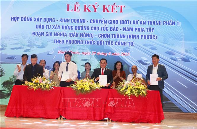 Đại diện lãnh đạo tỉnh và liên doanh nhà đầu tư thực hiện nghi thức ký kết hợp đồng đầu tư Dự án thành phần 1 cao tốc Bắc – Nam phía Tây đoạn Gia Nghĩa – Chơn Thành theo phương thức PPP. Ảnh: Đậu Tất Thành – TTXVN