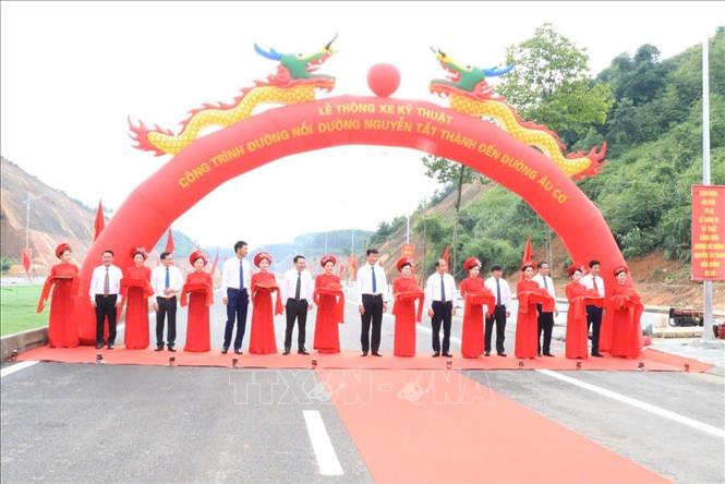 Lãnh đạo tỉnh Yên Bái thực hiện nghị thức cắt băng khánh thành trong niềm hân hoan, phấn khởi của đại biểu và đông đảo nhân dân. Ảnh: Tiến Khánh - TTXVN
