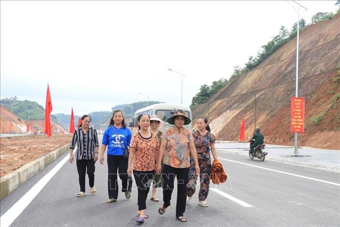 Người dân hai bên đường phấn khởi đón nhận tuyến đường nhiều ý nghĩa, thiết thực phục vụ việc đi lại, kết nối giao thương với trung tâm thành phố Yên Bái. Ảnh: Tiến Khánh - TTXVN