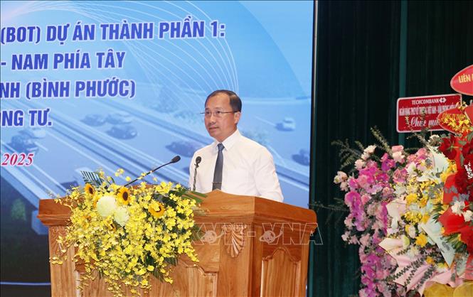 Giám đốc Sở Xây dựng tỉnh Bình Phước báo cáo quá trình triển khai thực hiện dự án. Ảnh: Đậu Tất Thành – TTXVN