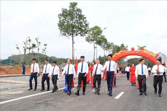 Lãnh đạo tỉnh Yên Bái cùng nhân dân trên tuyến đường mới khánh thành. Ảnh: Tiến Khánh - TTXVN