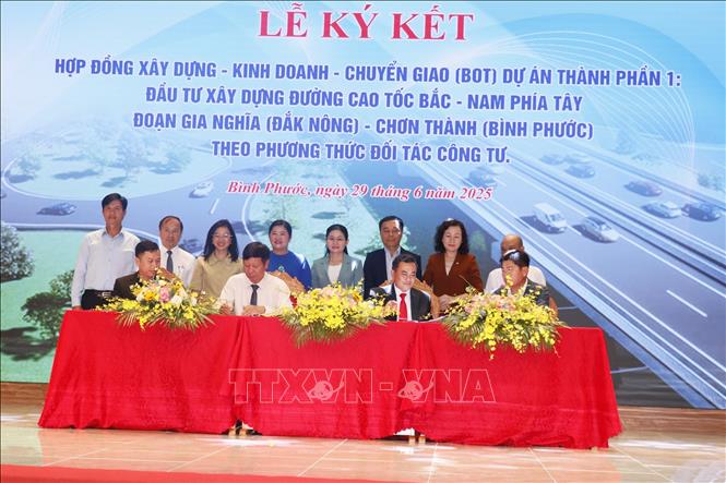 Đại diện lãnh đạo tỉnh và liên doanh nhà đầu tư thực hiện nghi thức ký kết hợp đồng đầu tư Dự án thành phần 1 cao tốc Bắc – Nam phía Tây đoạn Gia Nghĩa – Chơn Thành theo phương thức PPP. Ảnh: Đậu Tất Thành – TTXVN