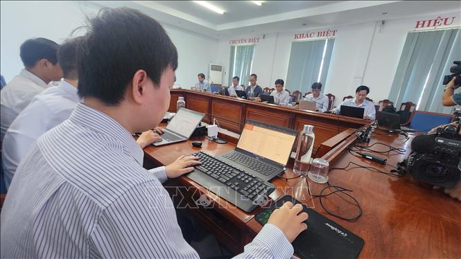 Cán bộ, kỹ sư VNPT Bình Định kiểm tra hệ thống kết nối thông tin trước thời điểm sáp nhập. Ảnh: Sỹ Thắng/TTXVN