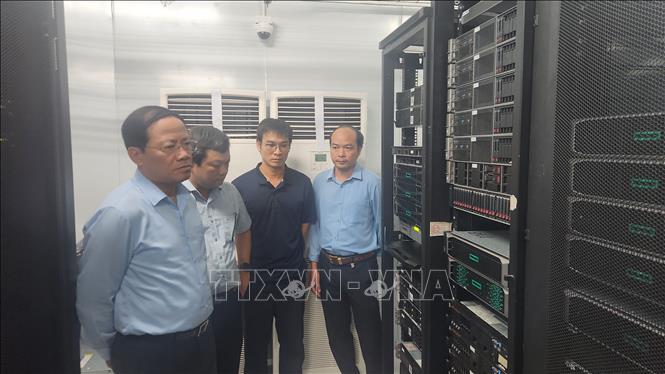 Chủ tịch UBND tỉnh Phạm Anh Tuấn (áo xanh) kiểm tra hệ thống công nghệ thông tin trước thời điểm sáp nhập. Ảnh: Sỹ Thắng/TTXVN