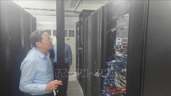 Chủ tịch UBND tỉnh Phạm Anh Tuấn (đeo kính) kiểm tra hệ thống công nghệ thông tin trước thời điểm sáp nhập. Ảnh: Sỹ Thắng/TTXVN