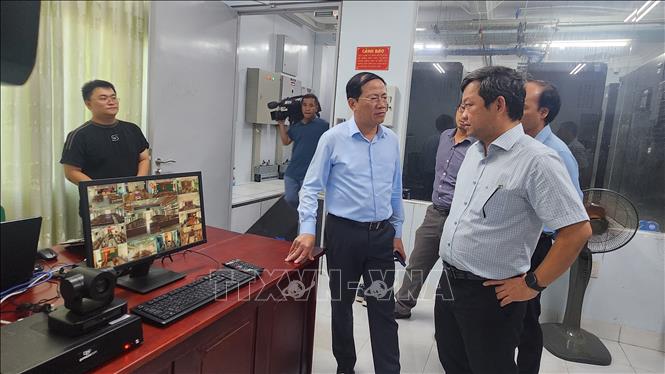 Chủ tịch UBND tỉnh Phạm Anh Tuấn kiểm tra hệ thống công nghệ thông tin trước thời điểm sáp nhập. Ảnh: Sỹ Thắng/TTXVN