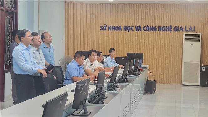 Lãnh đạo tỉnh Bình Định kiểm tra hệ thống công nghệ thông tin trước thời điểm sáp nhập. Ảnh: Sỹ Thắng/TTXVN