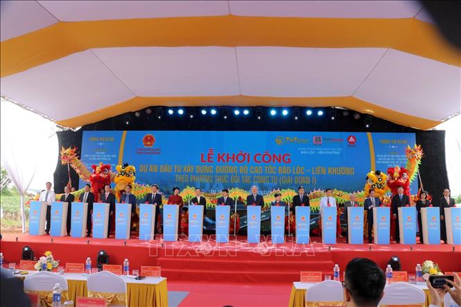  Phó Thủ tướng Thường trực Chính phủ Nguyễn Hòa Bình và các đại biểu bấm nút khởi công xây dựng dự án cao tốc Bảo Lộc - Liên Khương. Ảnh: Chu Quốc Hùng - TTXVN
