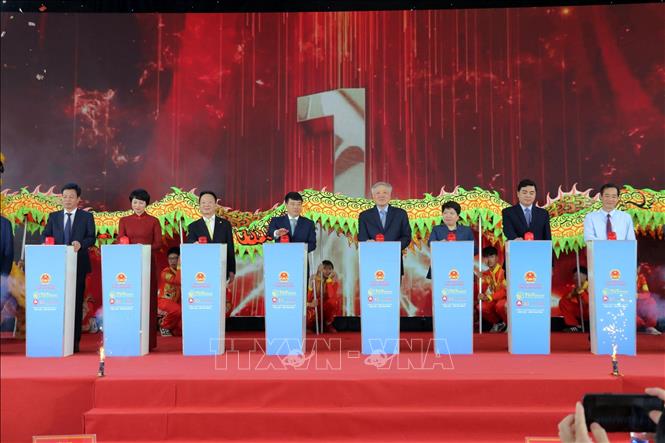 Phó Thủ tướng Thường trực Chính phủ Nguyễn Hòa Bình và các đại biểu bấm nút khởi công Dự án đường bộ cao tốc Bảo Lộc - Liên Khương. Ảnh: Chu Quốc Hùng - TTXVN