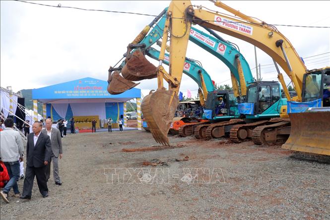 Các công nhân khởi động máy móc chuẩn bị thi công dự án. Ảnh: Chu Quốc Hùng - TTXVN
