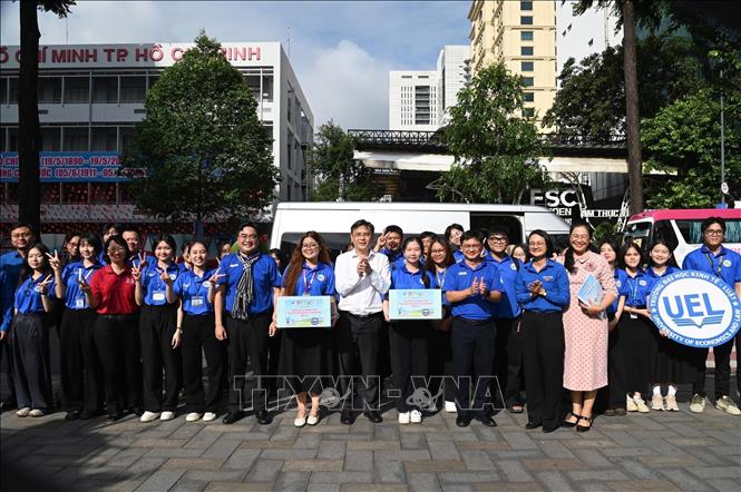 Lãnh đạo Thành phố Hồ Chí Minh trao quà cho các đội hình tham gia lễ ra quân. Ảnh: Thu Hương - TTXVN