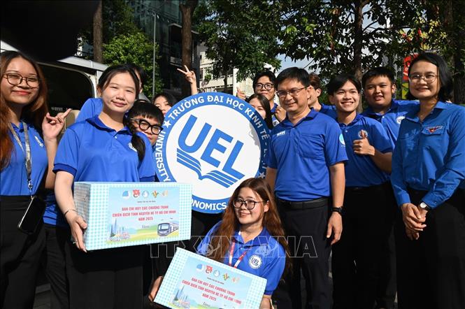 Đội hình trường Đại học Kinh tế - Luật Thành phố Hồ Chí Minh hào hứng trong lễ ra quân. Ảnh: Thu Hương - TTXVN