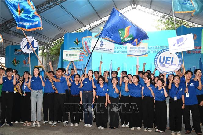 Các hoa hậu Lương Thuỳ Linh, Ý Nhi hoà cùng đội hình thanh niên tình nguyện trong lễ ra quân. Ảnh: Thu Hương - TTXVN