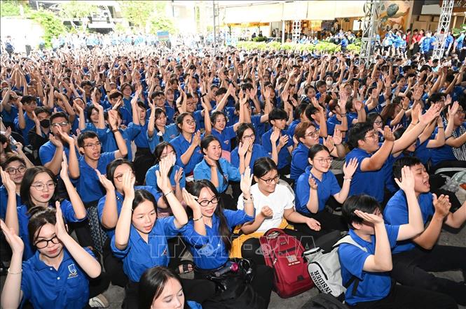 Các thanh niên tình nguyện hào hứng trong lễ ra quân. Ảnh: Thu Hương - TTXVN