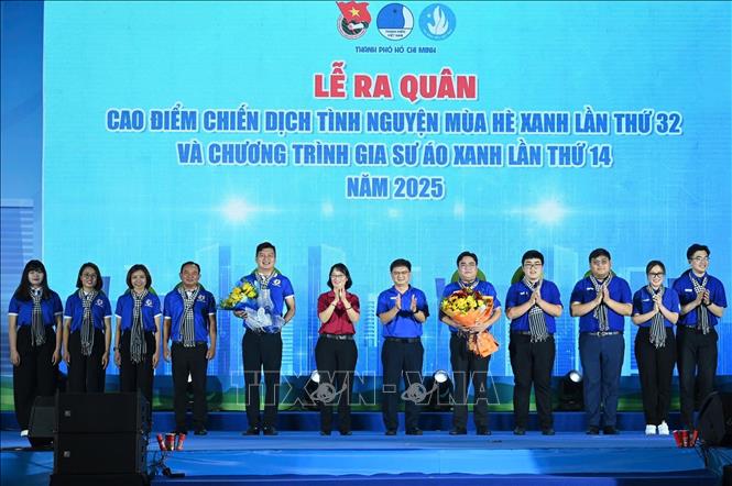 Lãnh đạo Thành phố Hồ Chí Minh tặng hoa cho các đội hình tình nguyện tại lễ ra quân. Ảnh: Thu Hương - TTXVN