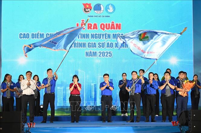 Nghi thức trao cờ lệnh tại lễ ra quân. Ảnh: Thu Hương - TTXVN