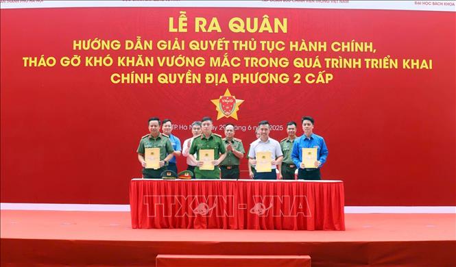Lễ ký cam kết phối hợp giữa các lực lượng tham gia chương trình. Ảnh: Phạm Kiên - TTXVN
