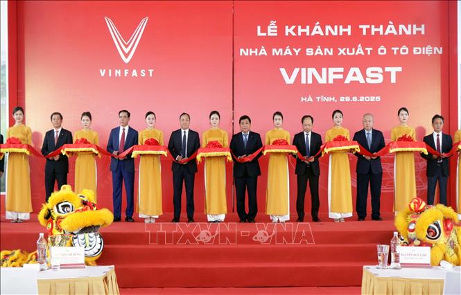Phó Thủ tướng Nguyễn Chí Dũng cùng các đại biểu cắt băng khánh thành Nhà máy sản xuất ô tô điện VinFast tại Hà Tĩnh. Ảnh: Công Tường-TTXVN