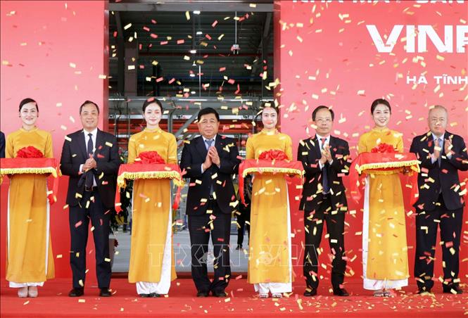 Phó Thủ tướng Nguyễn Chí Dũng cùng các đại biểu cắt băng khánh thành Nhà máy sản xuất ô tô điện VinFast tại Hà Tĩnh. Ảnh: Công Tường-TTXVN
